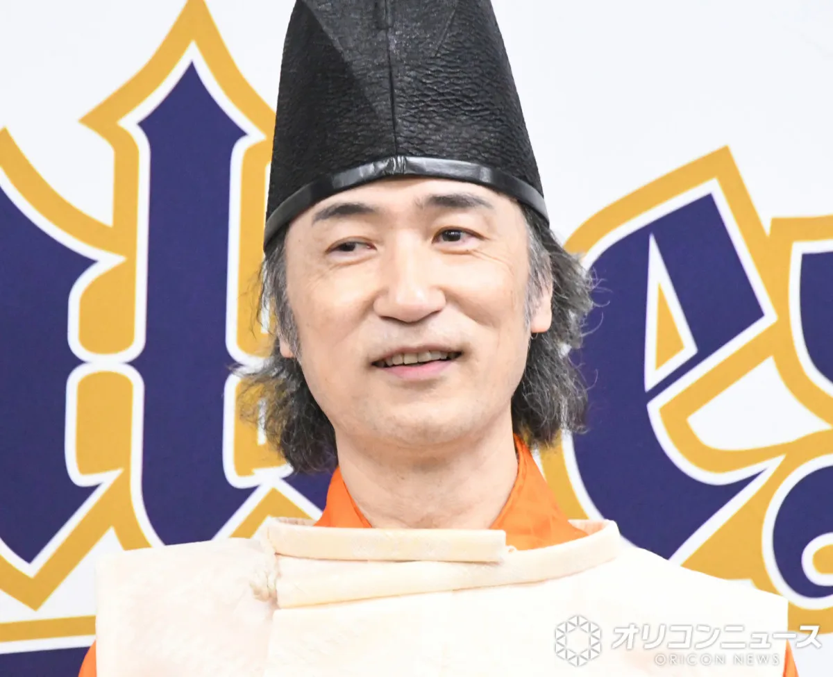 雅楽師・東儀秀樹、“広々とした”自宅に反響「めっちゃオシャレ」「お家がスタジオ、天才親子」　楽器を手に父子で“即興演奏”を披露