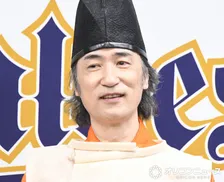 雅楽師・東儀秀樹、“広々とした”自宅に反響「めっちゃオシャレ」「お家がスタジオ、天才親子」　楽器を手に父子で“即興演奏”を披露