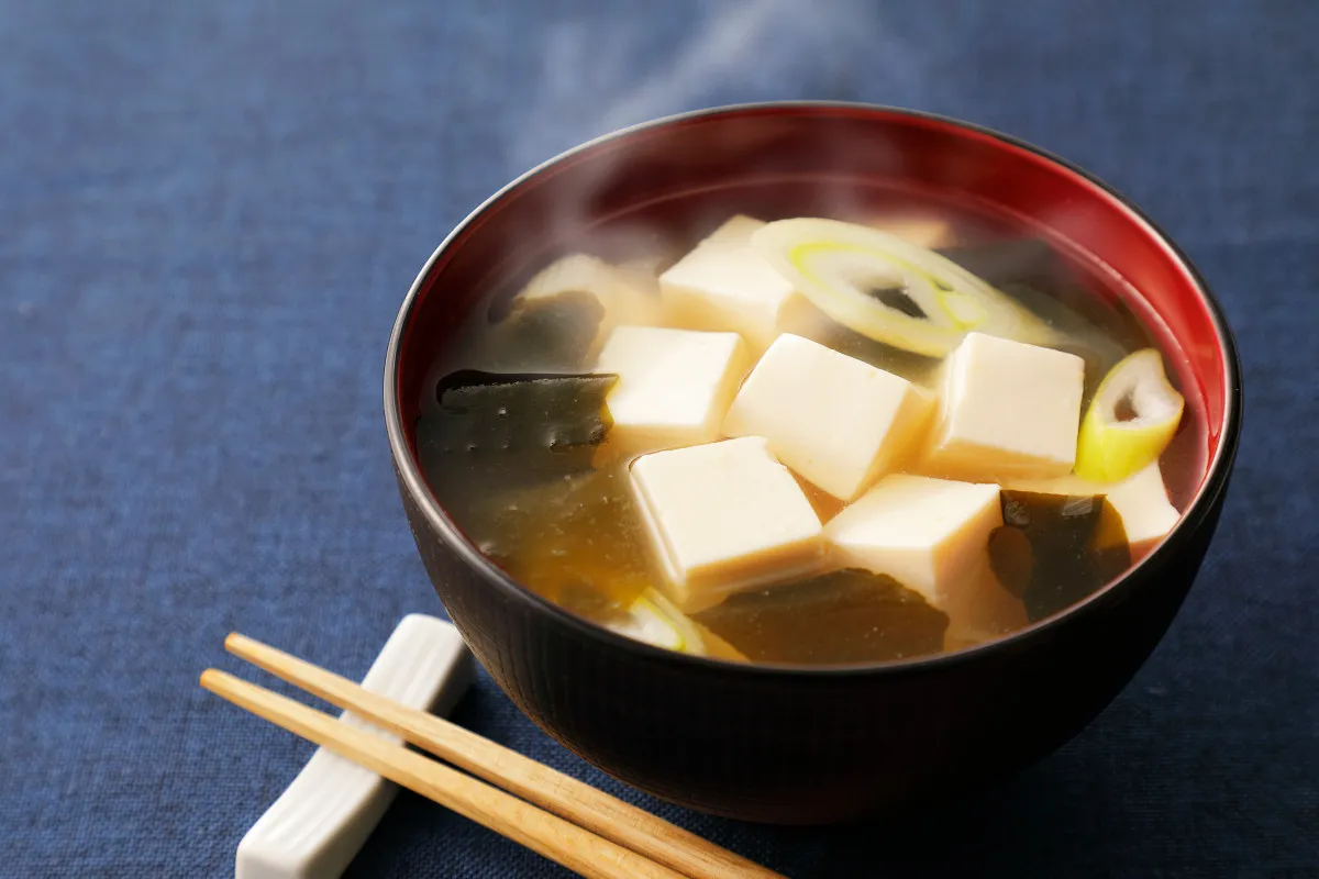 “いつものみそ汁”がワンランク上の味に、日本料理のプロが教える「出汁の取り方」　賛否両論・笠原将弘氏のレシピ動画が20万回再生超えの反響「シンプルで最高」