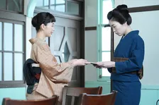 『風、薫る』りん、ツヤを支えようとする　第63回場面カット