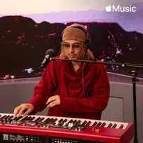 藤井 風、Apple Musicラジオ番組でのパフォーマンスを配信リリース　披露した2曲を音源＆映像で