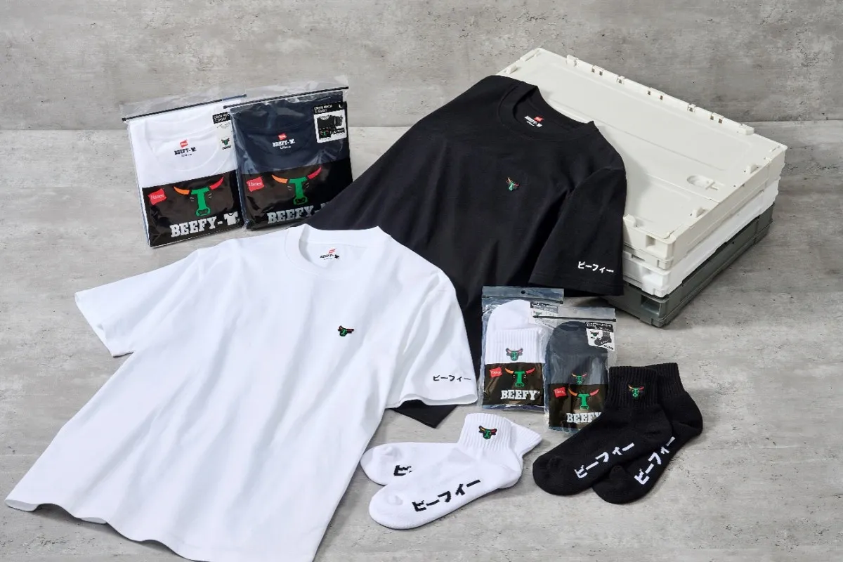 セブン‐イレブン、ヘインズと初コラボ“牛モチーフ”の限定アパレル4種を発売　Tシャツは税込3850円