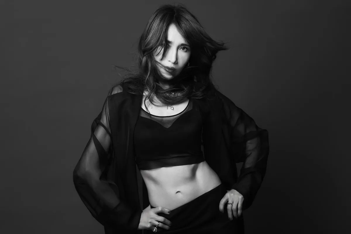 工藤静香、新曲「Dynamic」MV公開　女王に扮してラップ＆ダンス、バキバキの腹筋も披露