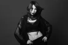 工藤静香、新曲「Dynamic」MV公開　女王に扮してラップ＆ダンス、バキバキの腹筋も披露