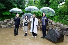 本木雅弘、吉高由里子ら『黒牢城』舞台・有岡城跡を“聖地巡礼”　荒木村重は「再発掘されるべき新たなヒーロー」