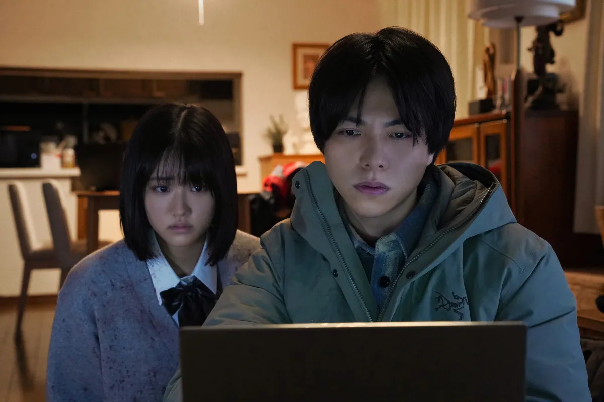 WEST.重岡大毅、険しい表情でパソコン見つめる　『5秒で完全犯罪を生成する方法』場面写真公開
