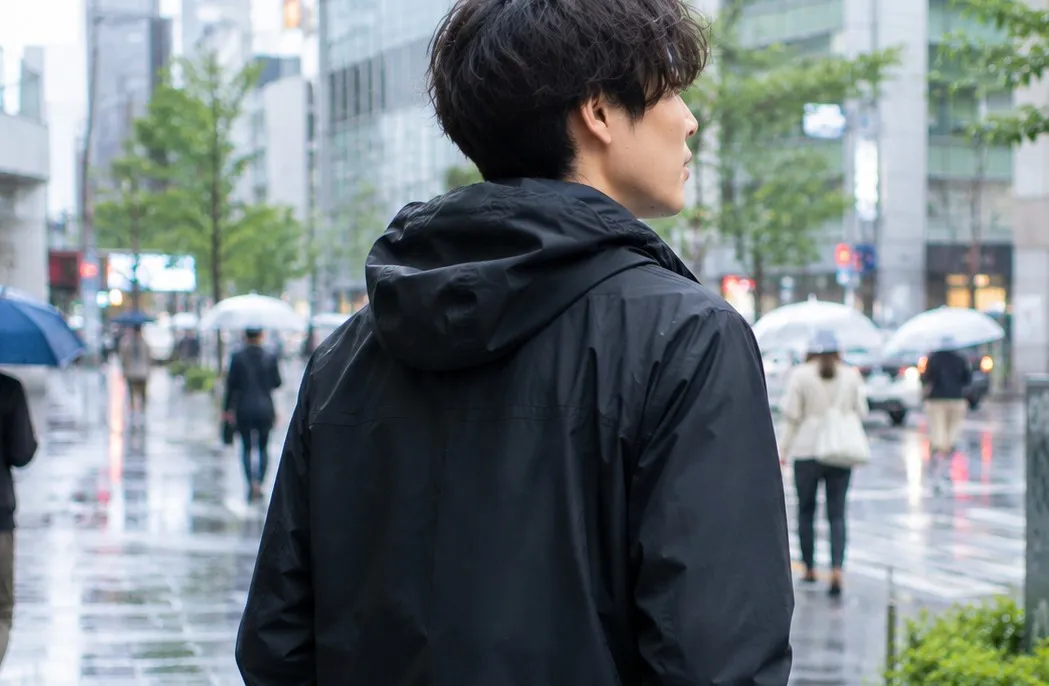 「雨は防ぎたい、でも蒸れたくない」梅雨の通勤で選ばれるノースフェイスのレインジャケット