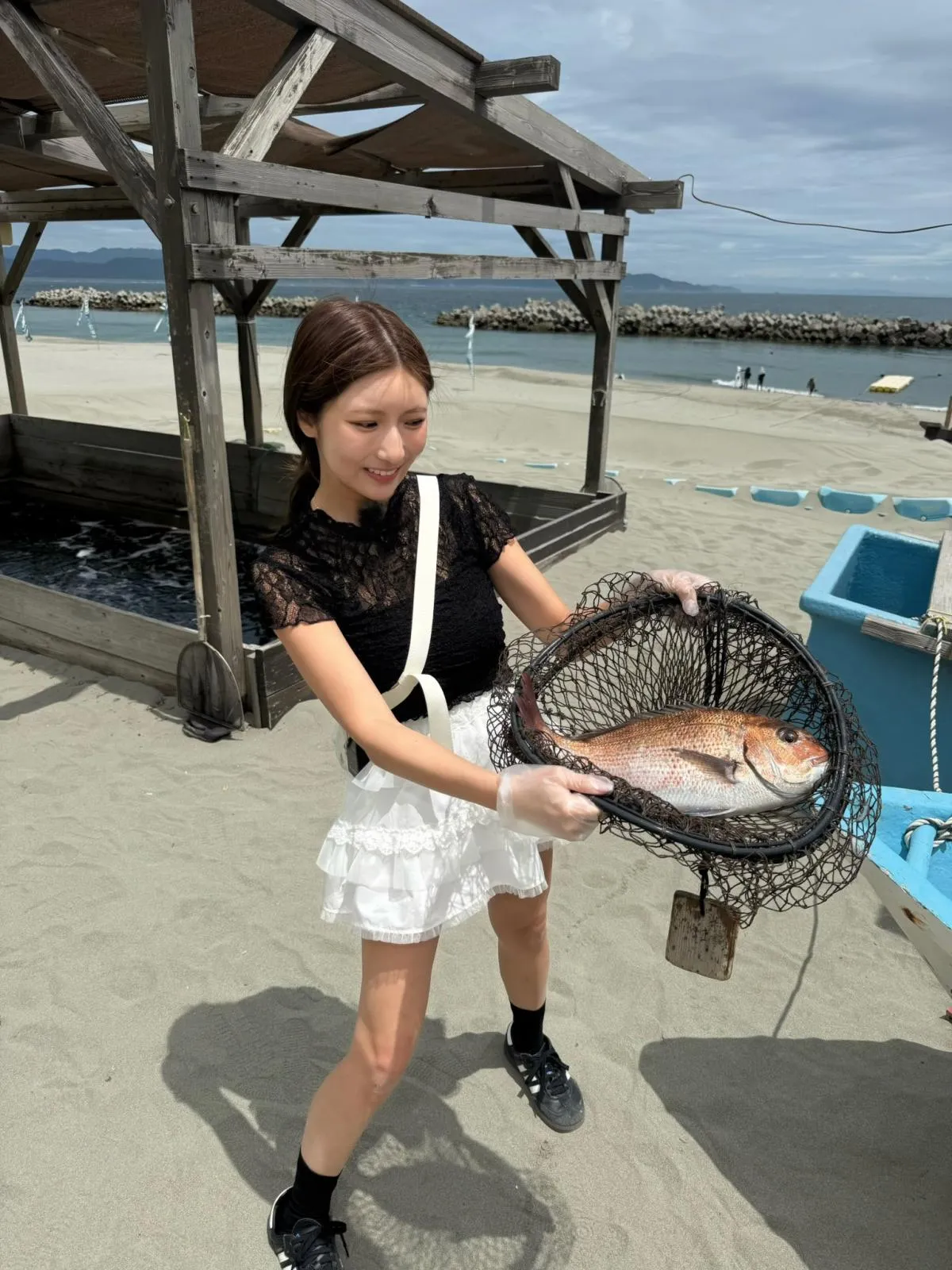 Gカップ“軽トラ女子”三田悠貴、ミニスカ姿で「どっデカい鯛釣りました」