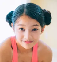グラビア界期待の新星・虹咲カリナ、おだんごヘアでブラジリアン柔術レッスン披露　キュートな笑顔と健康美ボディで魅せる