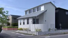 “2つの家が合体”高低差生かした個性派住宅を訪れる『渡辺篤史の建もの探訪』