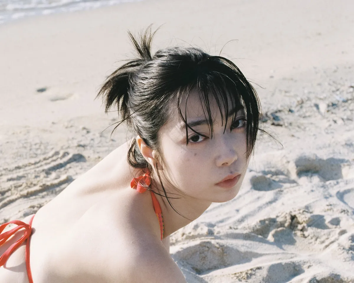 身長180cm圧巻ボディの俳優・蔦谷里華、初写真集『泥中の華』発売決定　リゾート、Y2Kファッション、ランジェリーにも挑戦