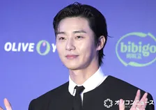 パク・ソジュン、BTS・V＆パク・ヒョンシクとの超豪華3ショット公開　胸キュン必至のオフショット大量19枚「まぶしすぎる～」