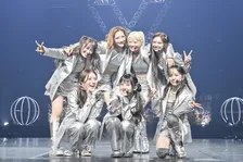 Girls2、初の武道館公演で7周年祝福「長友選手にパワーをもらえた」
