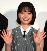 岸井ゆきの、二の腕あらわな衣装でイベント登壇　サプライズに「胸がいっぱい」になる場面も