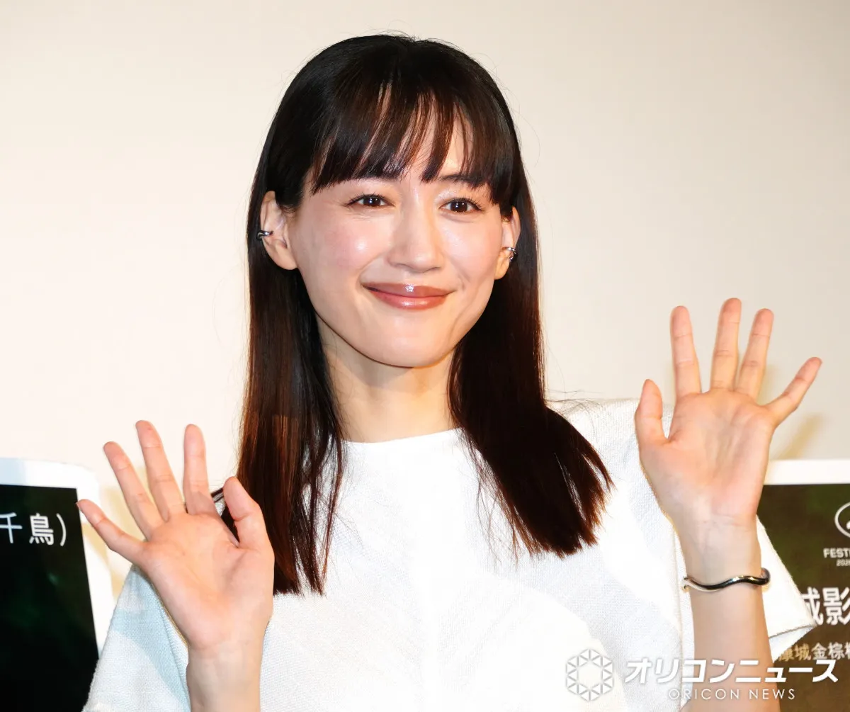 綾瀬はるか、撮影中の千鳥・大悟の“悩み”を暴露　舞台あいさつで客席気遣う「大丈夫ですか？」