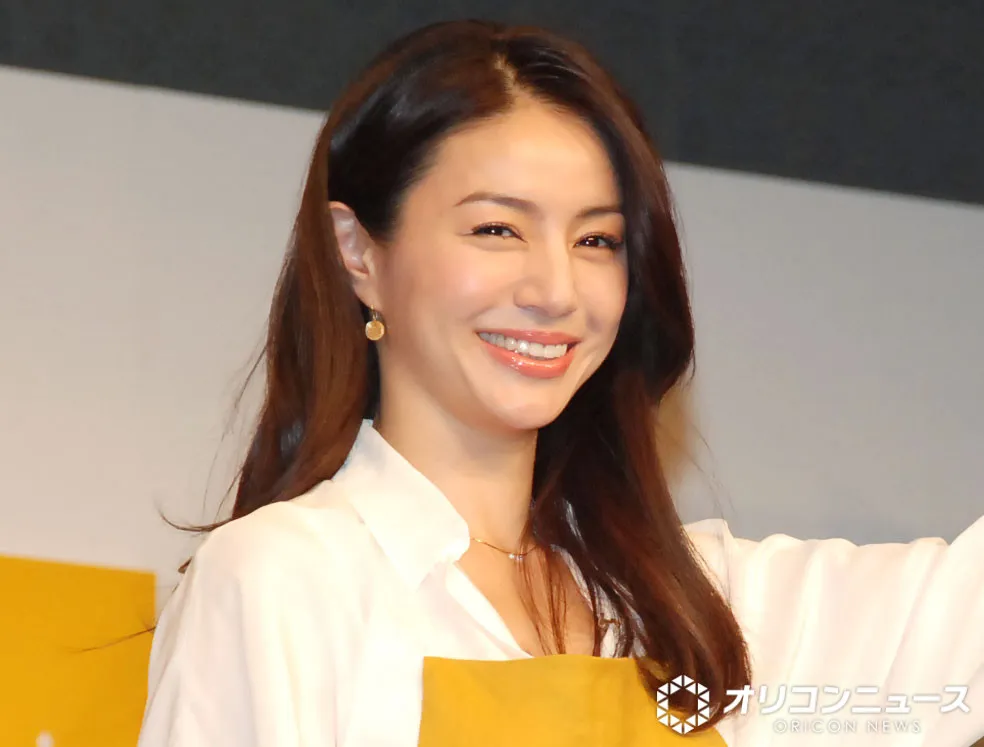 井川遥、50歳の誕生日を報告　自然体な笑顔あふれる最新ショットにファン反響「ほんとにかわいい」「50歳には見えません」