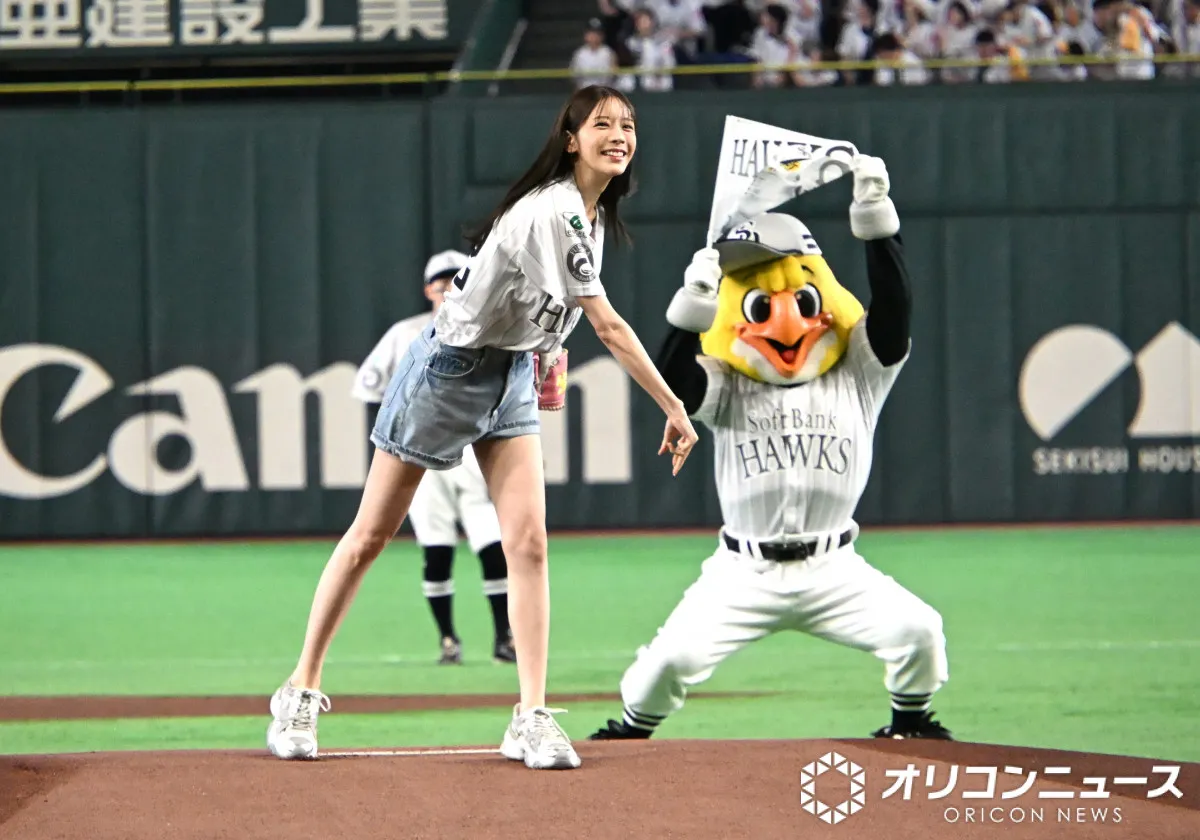 貴島明日香、『鷹祭 SUMMER BOOST』始球式に登場「すごく緊張」　ショーパンから大胆美脚
