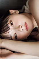 “現役東京藝大生”乃木坂46池田瑛紗、圧倒的“美”で存在感　『マガジン』表紙・巻頭グラビア登場