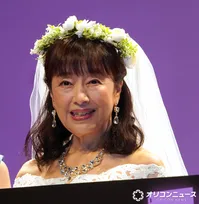 69歳・かたせ梨乃、純白ウエディングドレスで会見に　主演ドラマで“16歳自認”の61歳演じる「こんなダイナマイトな役は初めて」