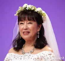 69歳・かたせ梨乃、純白ウエディングドレスで会見に　主演ドラマで“16歳自認”の61歳演じる「こんなダイナマイトな役は初めて」
