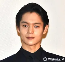 「あさみちゃん？」窪田正孝、久々投稿が話題　サングラスの“映り込み”に注目集まる「映り込んでる笑」「オシャレなツーショット！」