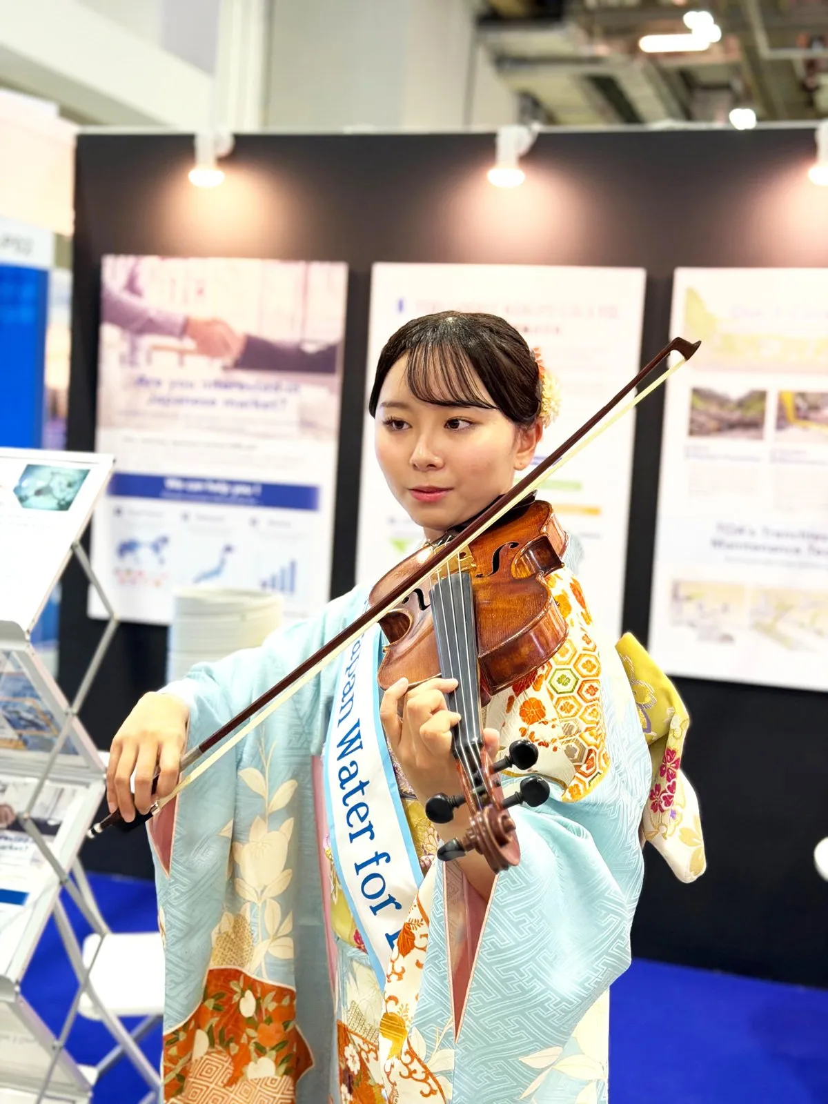 ミス日本「水の天使」志村美帆、シンガポール国際水週間SIWW2026に登場　振袖姿とヴァイオリン演奏、英語力で海外のビジネスマンに日本の水技術をPR