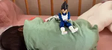 赤ちゃんの呼吸確認はまさかの“ベジータ様”？　お腹の上で揺れる姿にほっこり