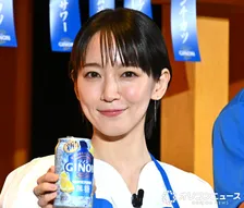 吉岡里帆、一日店長でエプロン姿　揚げ物と一緒に豪快な飲みっぷりも披露