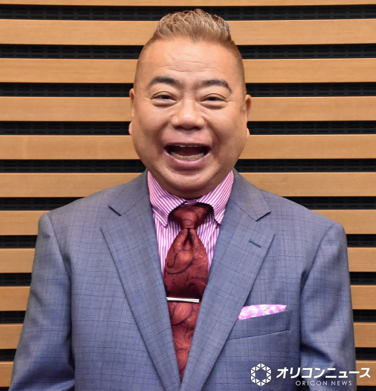 出川哲朗、トロフィーショットで“受賞”報告　テレ東『充電旅』、台湾ロケの内容が「台湾観光貢献賞」