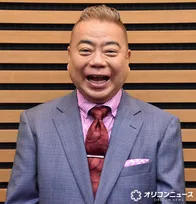 出川哲朗、トロフィーショットで“受賞”報告　テレ東『充電旅』、台湾ロケの内容が「台湾観光貢献賞」