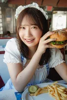 日向坂46藤嶌果歩、ウェイトレス姿で“舌ペロ”　1st写真集『果実の歩幅』