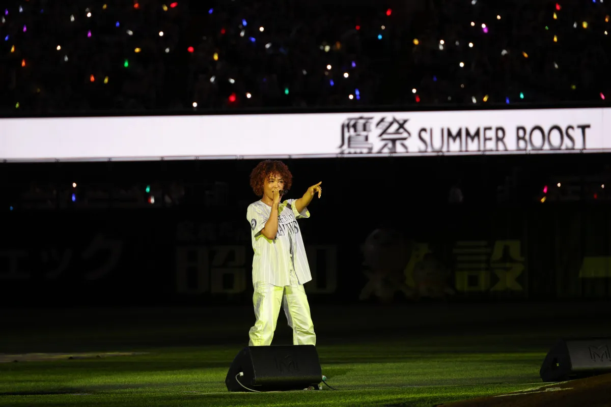 Crystal Kay、『鷹祭 SUMMER BOOST』でパフォーマンス　チームも快勝で「気持ちよく歌えました」