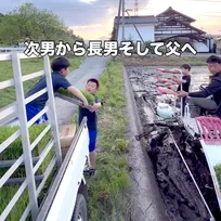 お祭りよりも田植えがいい…農作業を手伝う4兄弟「可愛い弟子が育ってますね」「これぞ、父の背中を見て育つ」