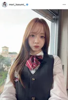 森香澄、“ミニスカ”制服風コーデのローマショットに反響「なんだこのかわいさは」「まだまだいける」