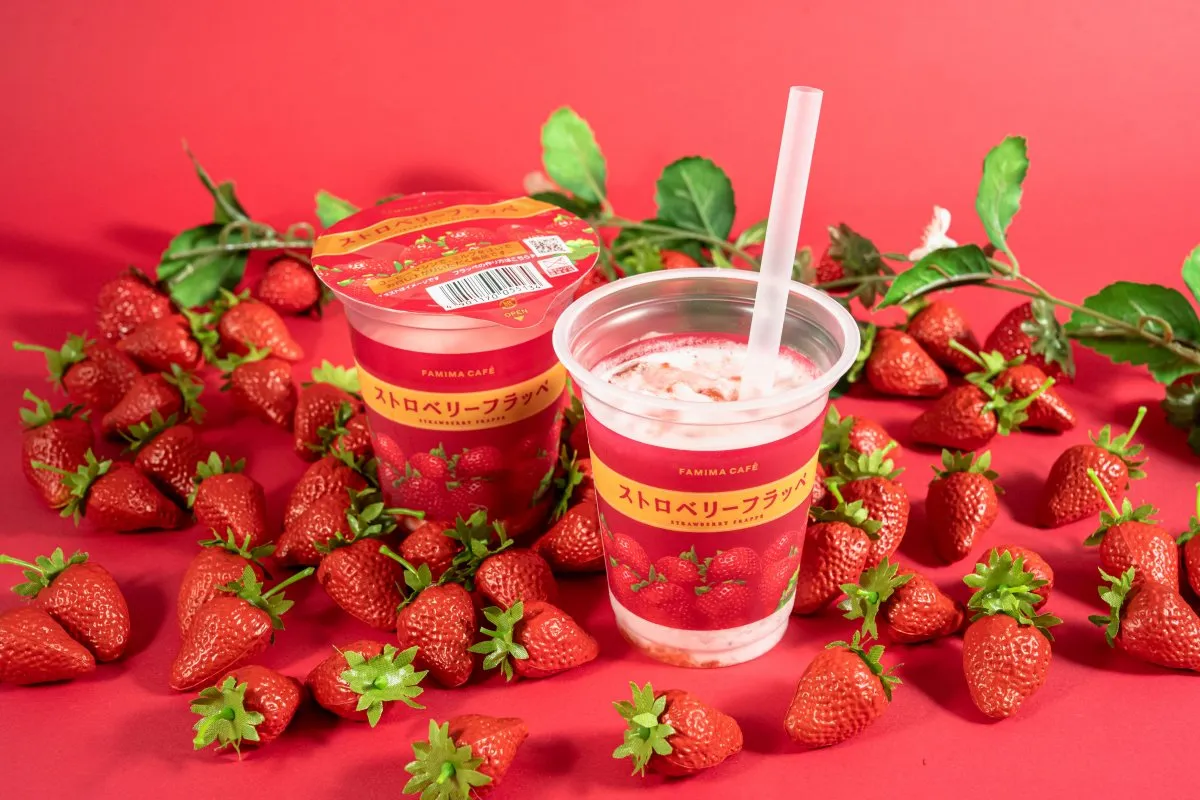 ファミリーマート、「ストロベリーフラッペ」が進化　“まるでいちごを頬張る”味わいに　モナキの限定サイン入りチェキが当たるキャンペーンも