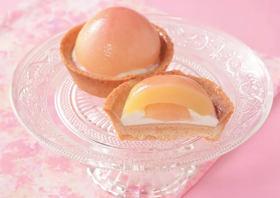 ローソン、“まるで桃”なスイーツ続々　“半玉”タルトに見た目そっくりシュー、「プレミアムロールケーキ」新作も　桃好き歓喜の全８品とは？