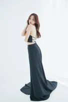 森香澄、ほっそりとした二の腕＆美背中あらわな黒ドレス姿　美しい“どすっぴん”ショットも披露