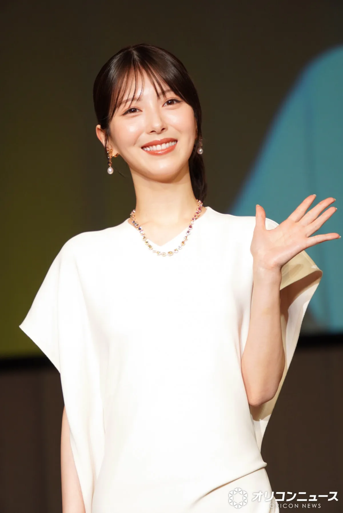浜辺美波、ジュエリー購入時は“自分との約束”交わす　2度目の『ジュエリー ベストドレッサー賞』は真っ白のロングドレスで初ランウェイ
