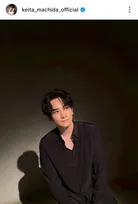 町田啓太、幼少期の写真を公開「かわいすぎるー」「眉毛に面影が」「幼い頃から独特のポージング」　36歳の誕生日を報告