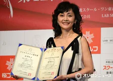 南果歩、乳がん、うつ病、離婚…怒とうの50代を経て「自分史上で今が一番いい！」　ペコちゃんとのサービスショットでノリノリ