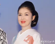 藤あや子、胸元“ざっくり”タイトドレス姿にファン騒然「目のやり場に困る」「色気プンプン」