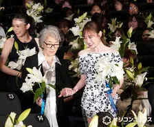 福原遥、777本の百合の中で倍賞千恵子をエスコート　観客ににっこり笑顔で対応