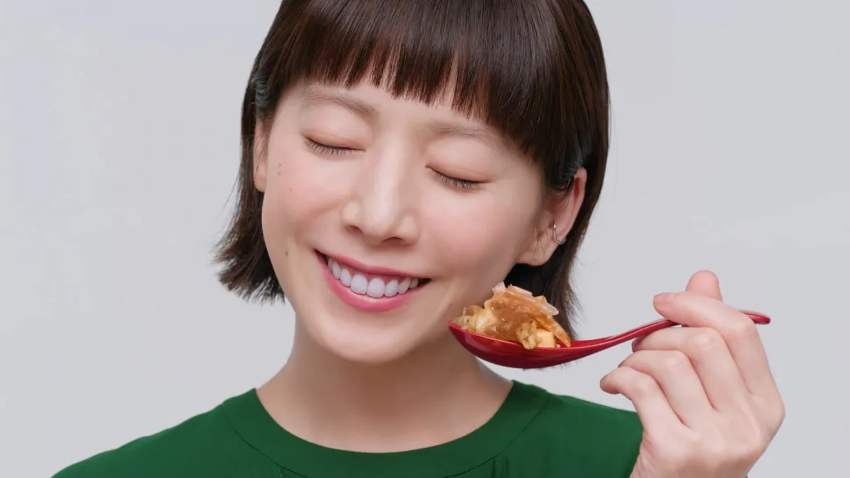 夏帆、やよい軒の定食を楽しむ様子が公開