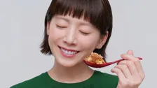 夏帆、やよい軒の定食を楽しむ様子が公開