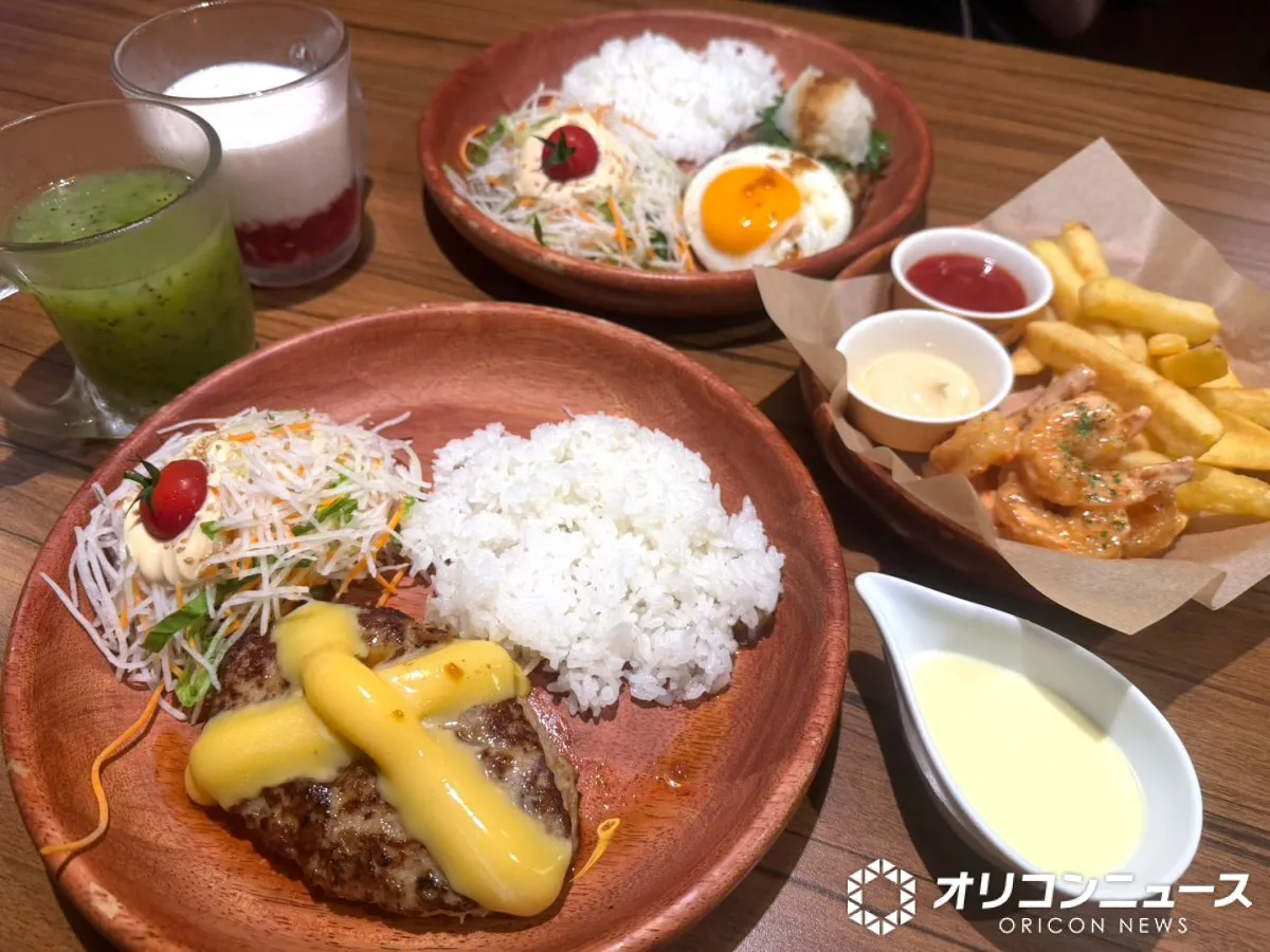 「びっくりドンキー」に女性2人で“夜の背徳飯”してきた　期間限定“ハンバーグ屋のメンチカツ”＆ピーチデザートを堪能【実食レポ】