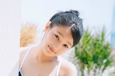 グラビア界のスーパールーキー・虹咲カリナ、プールで健康的な美ボディを公開