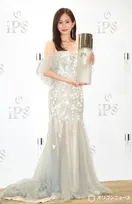 34歳・前田敦子、大胆肩出しドレスで大人の色気放つ　美容ケアには「時間とお金をかけるようになりました」