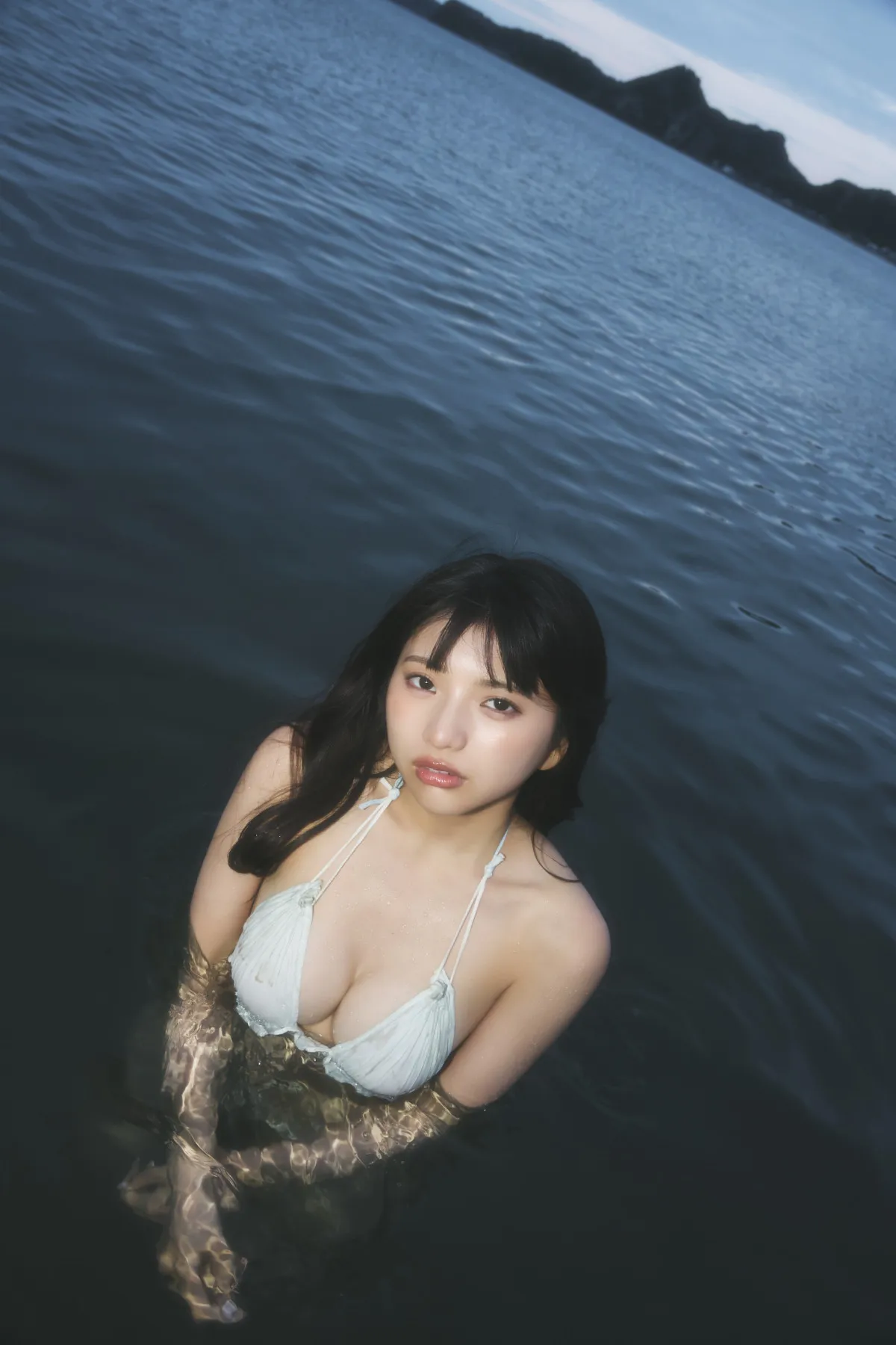 姫野ひなの、グラビアで“刺激的で美しい夏の世界”届ける
