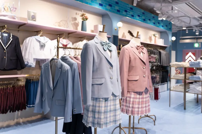 コスプレではない「なんちゃって制服」、私服との中間ファッションとして“現役”以外にも定着　令和の制服事情に迫る