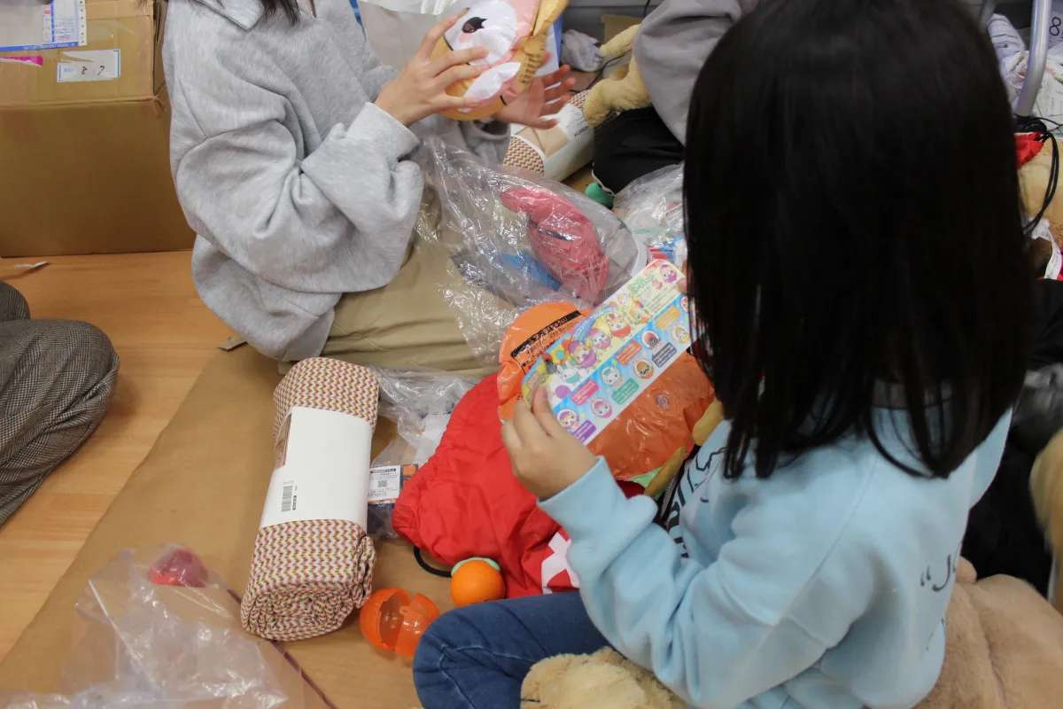 被災地に“おもちゃ”の支援は必要なのか？　バンダイが挑む子どもの心のケア、「ガシャポン備蓄」の真意